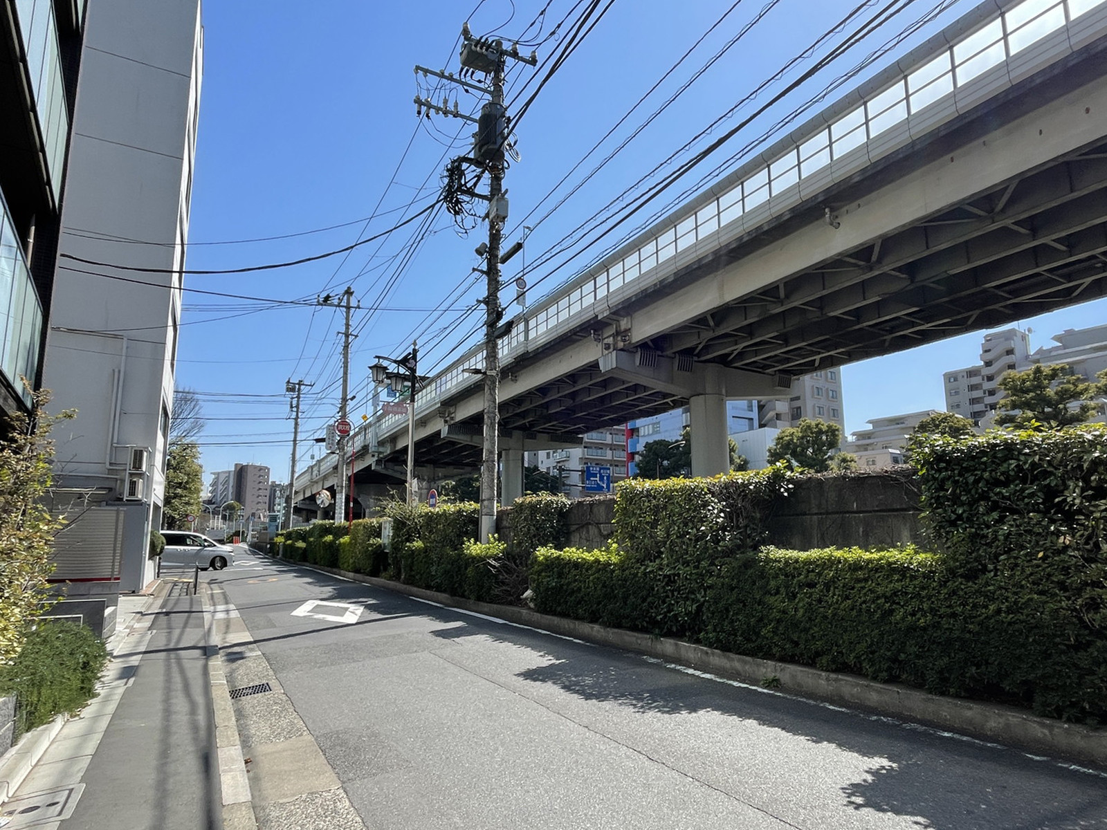 ビル前面の通り