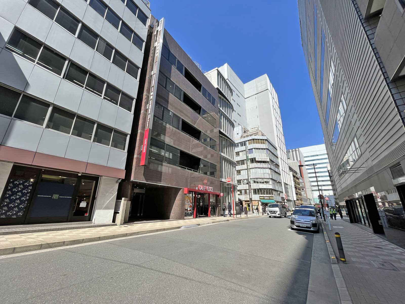 銀座石川ビル前面の銀座三原通り
