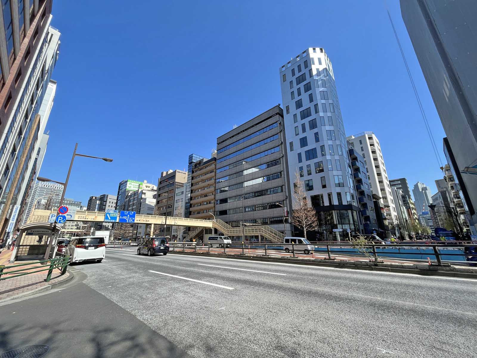 銀座大作ビル前面の昭和通り