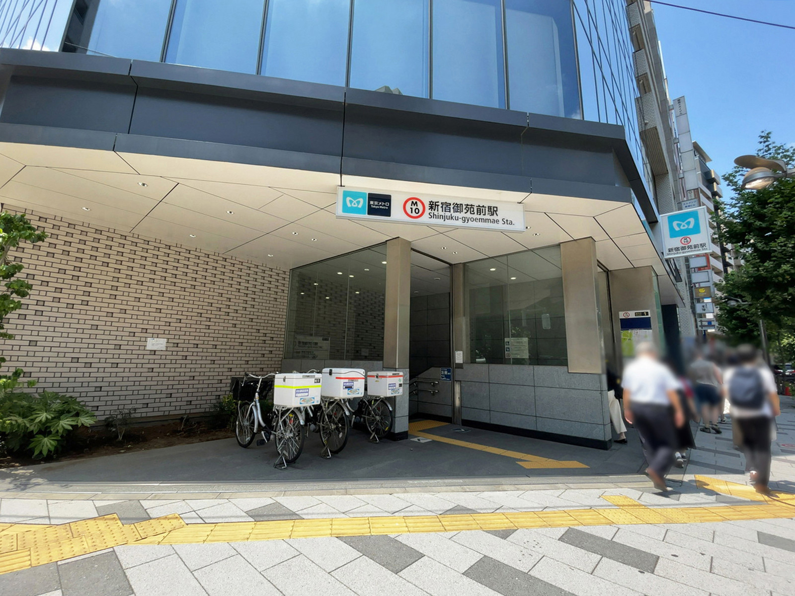 徒歩圏内の「新宿御苑前駅」