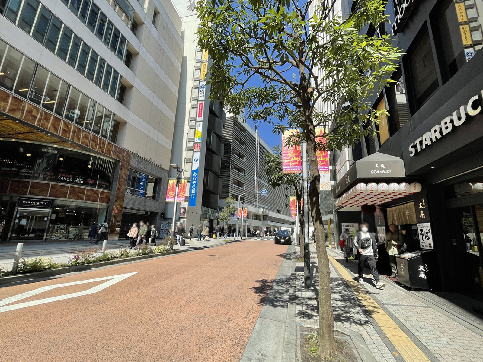 大安ビル前面の新宿ランブリングロード