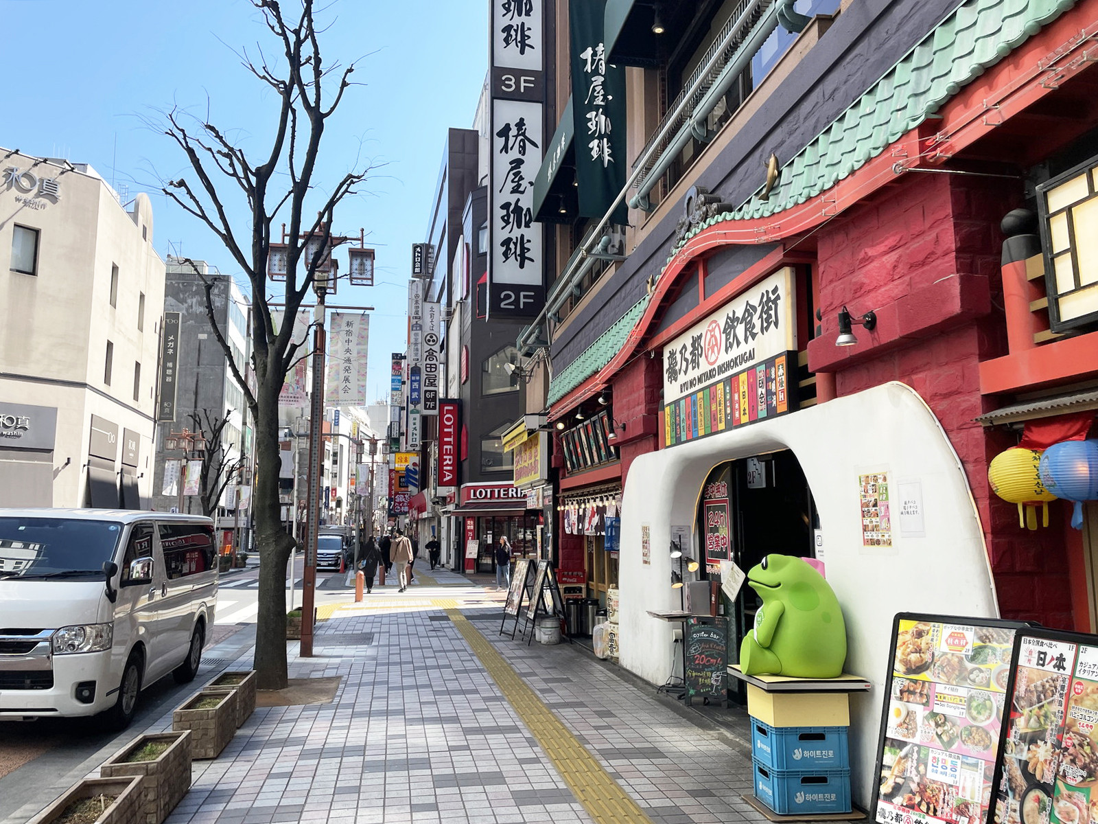 付近には飲食店が充実