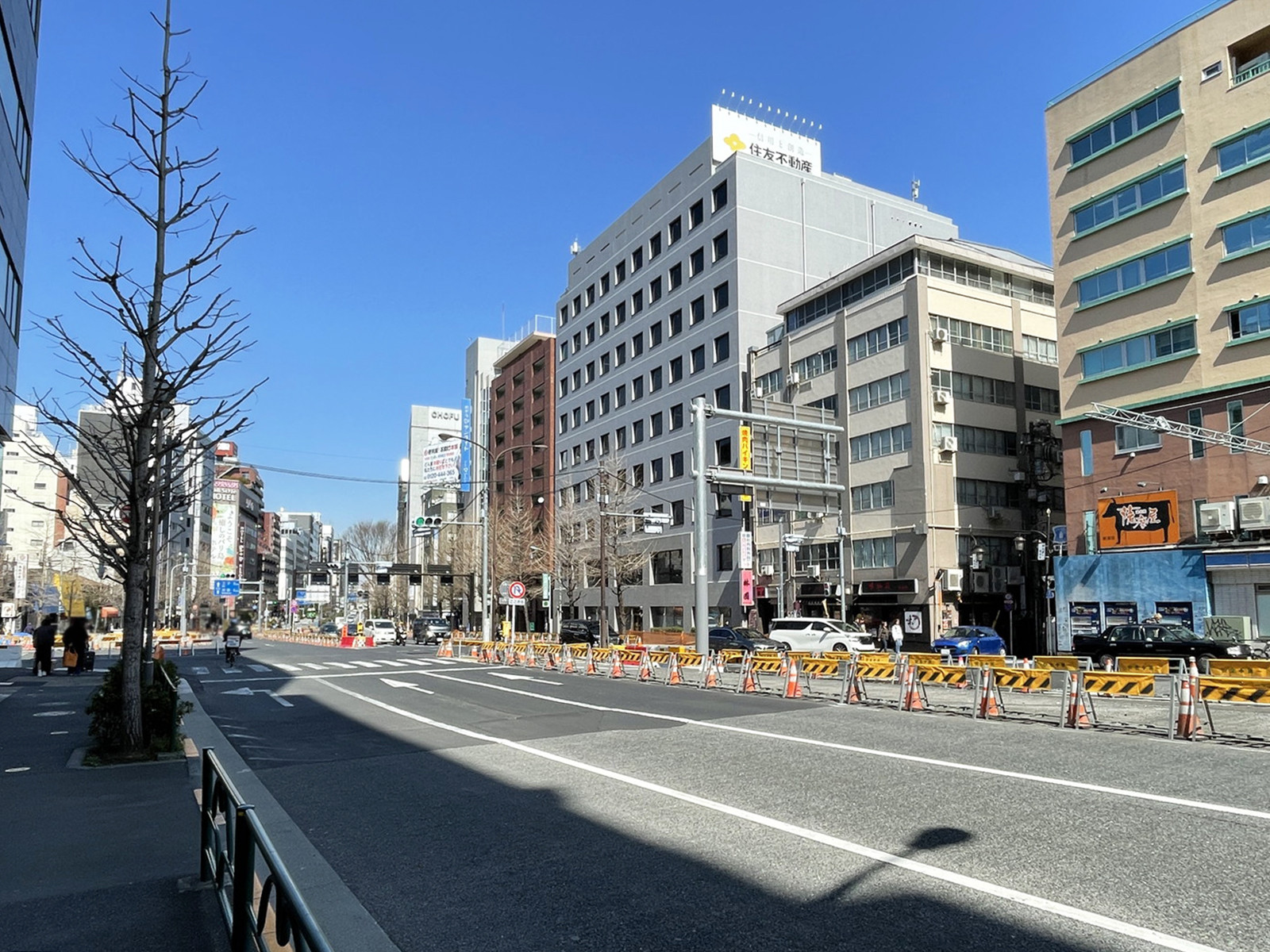 新宿花園MJビル前面の明治通り