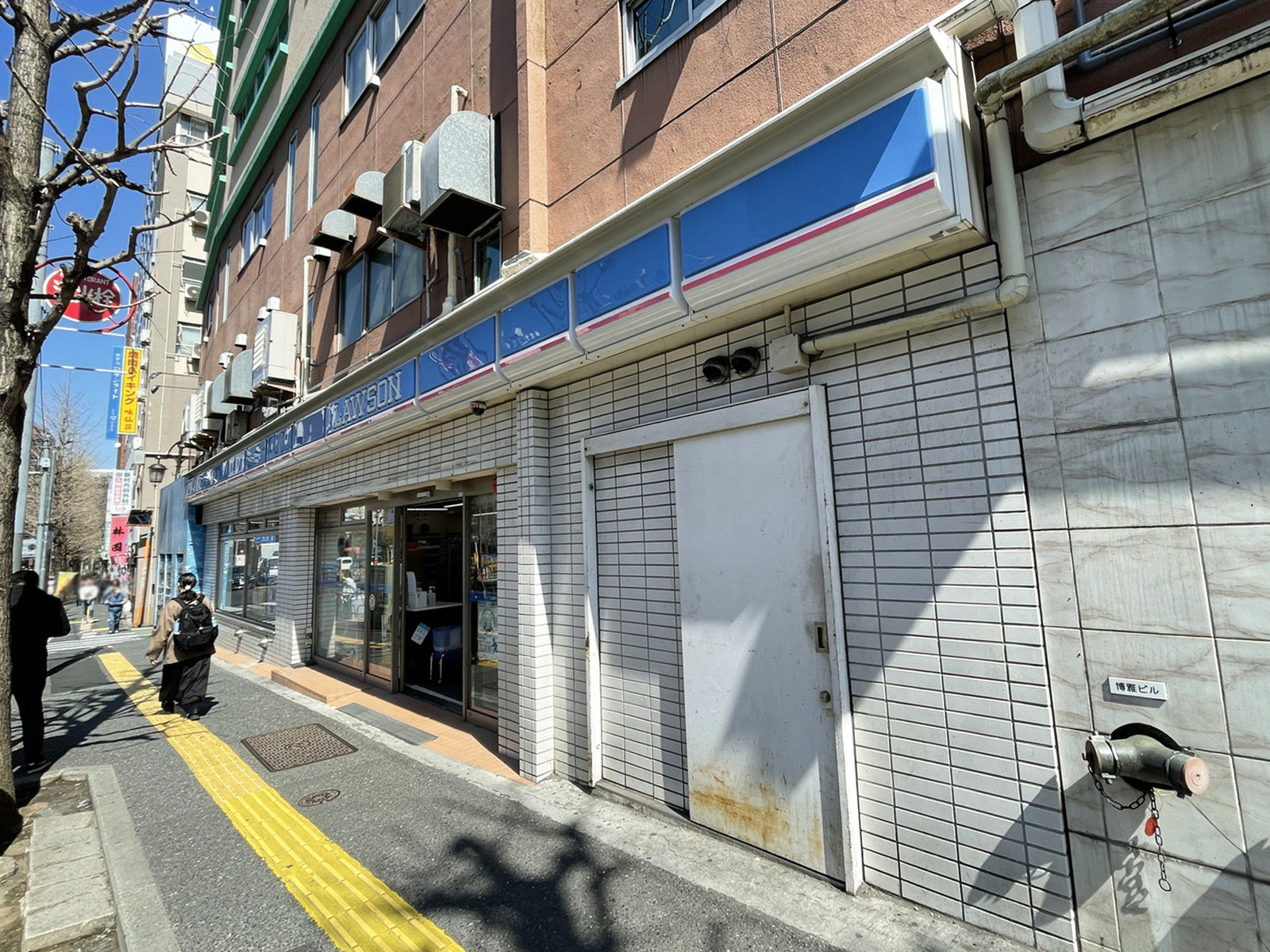 向かいのローソン 新宿医大通店