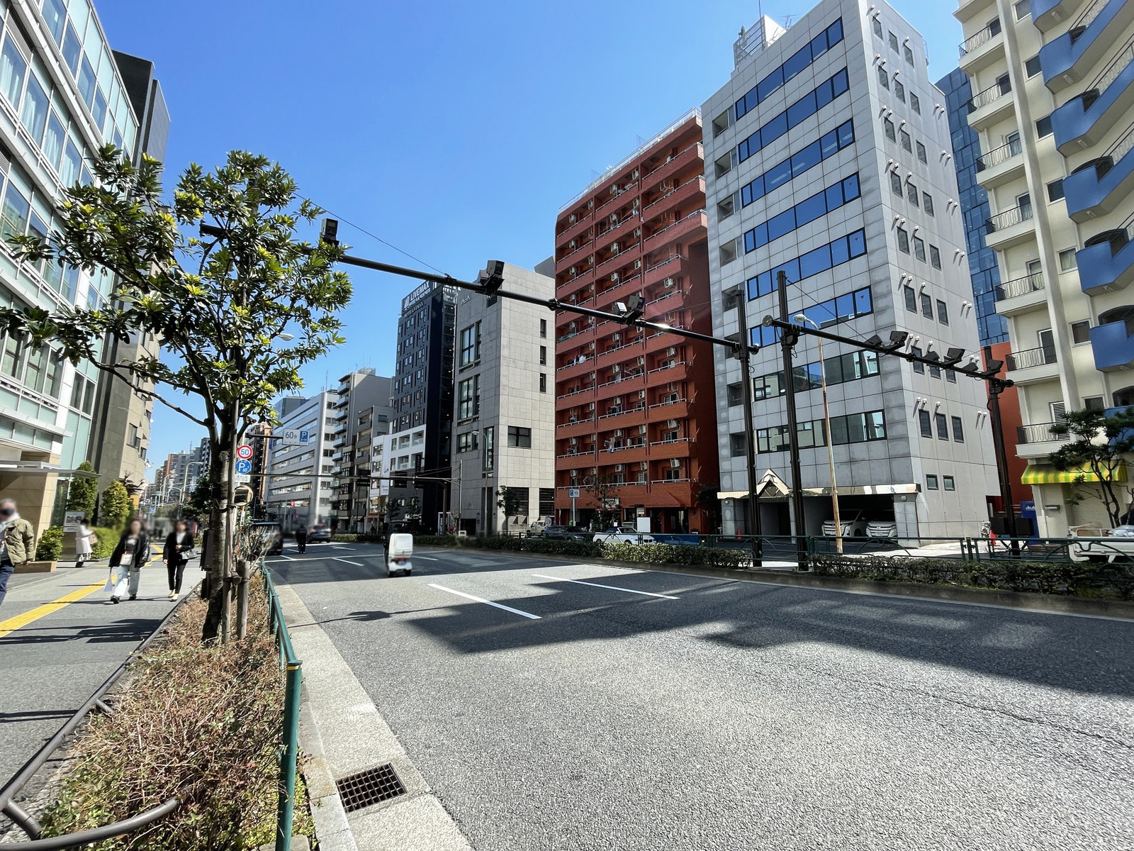 THE KINDAI 20 SHINJUKU前面の抜弁天通り