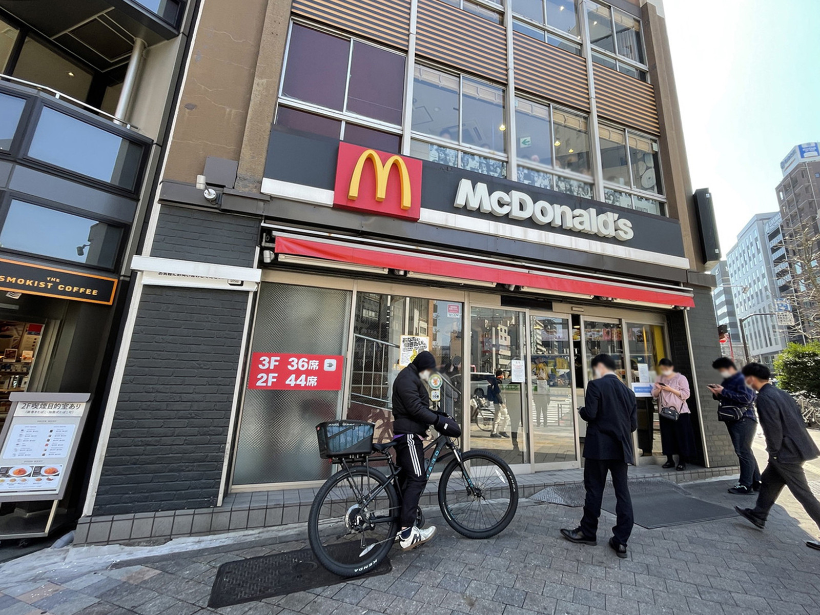 徒歩2分のマクドナルド 東新宿駅前店