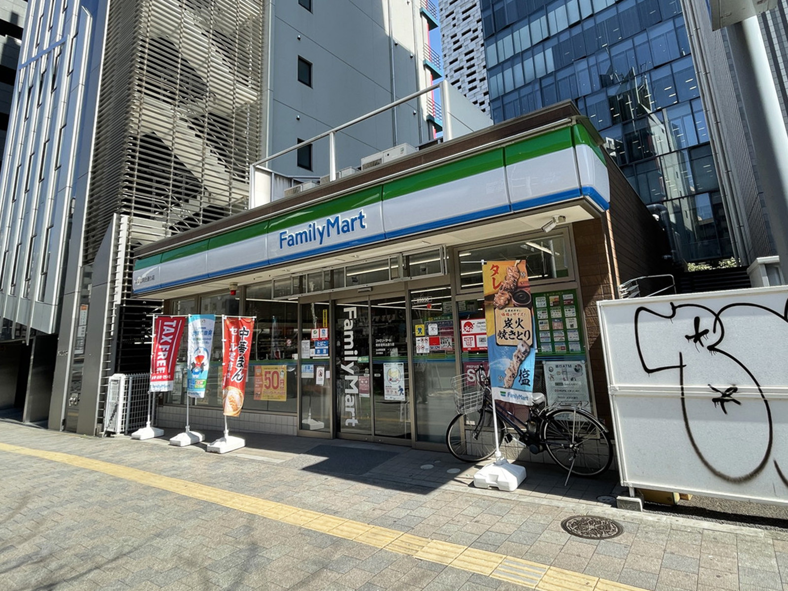 徒歩2分のファミリーマート 東新宿明治通り店
