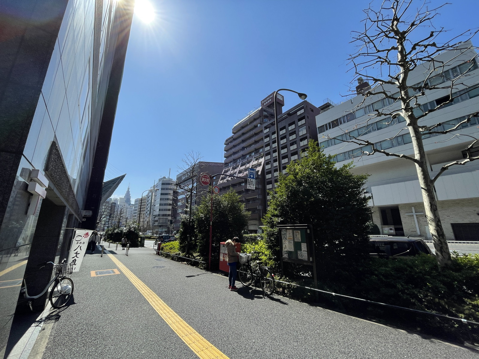 ラ・ベルティ新宿前面の明治通り