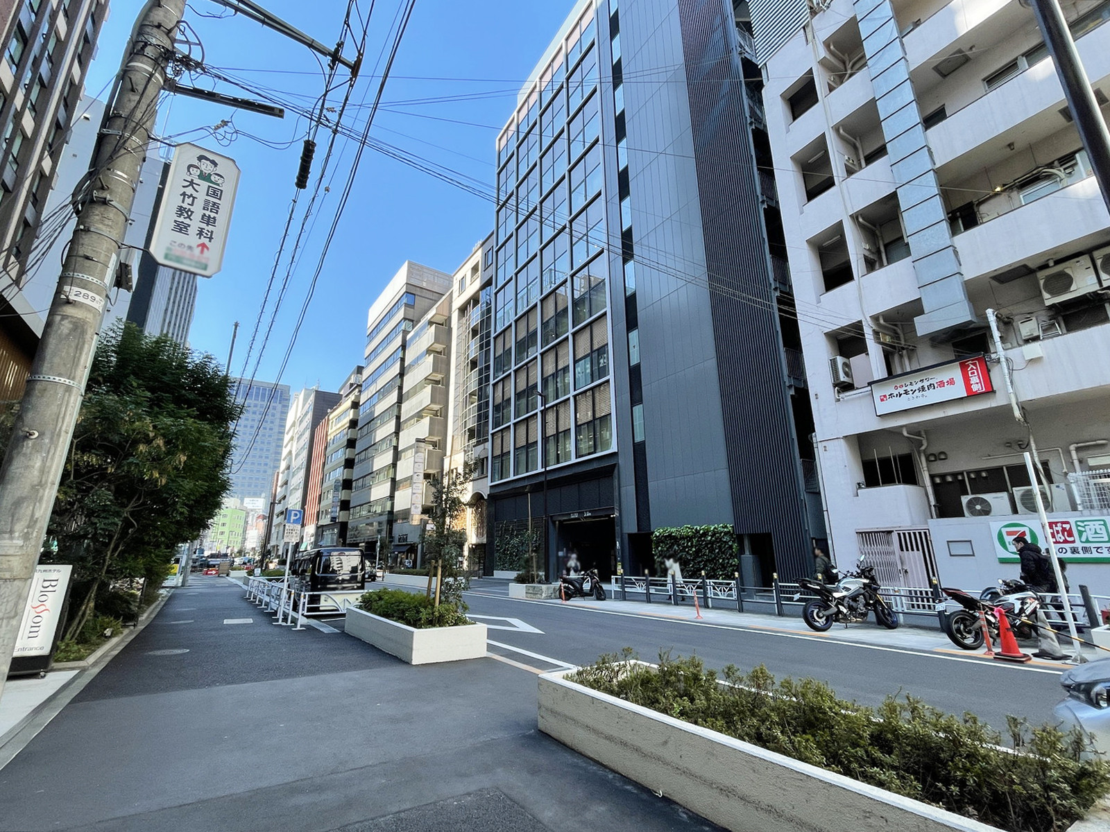 新宿三協ビル前面の葵通り