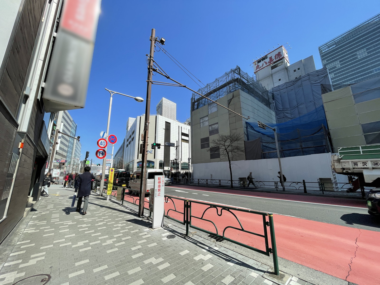 FPG links SHINJUKU Terrace前面の通り