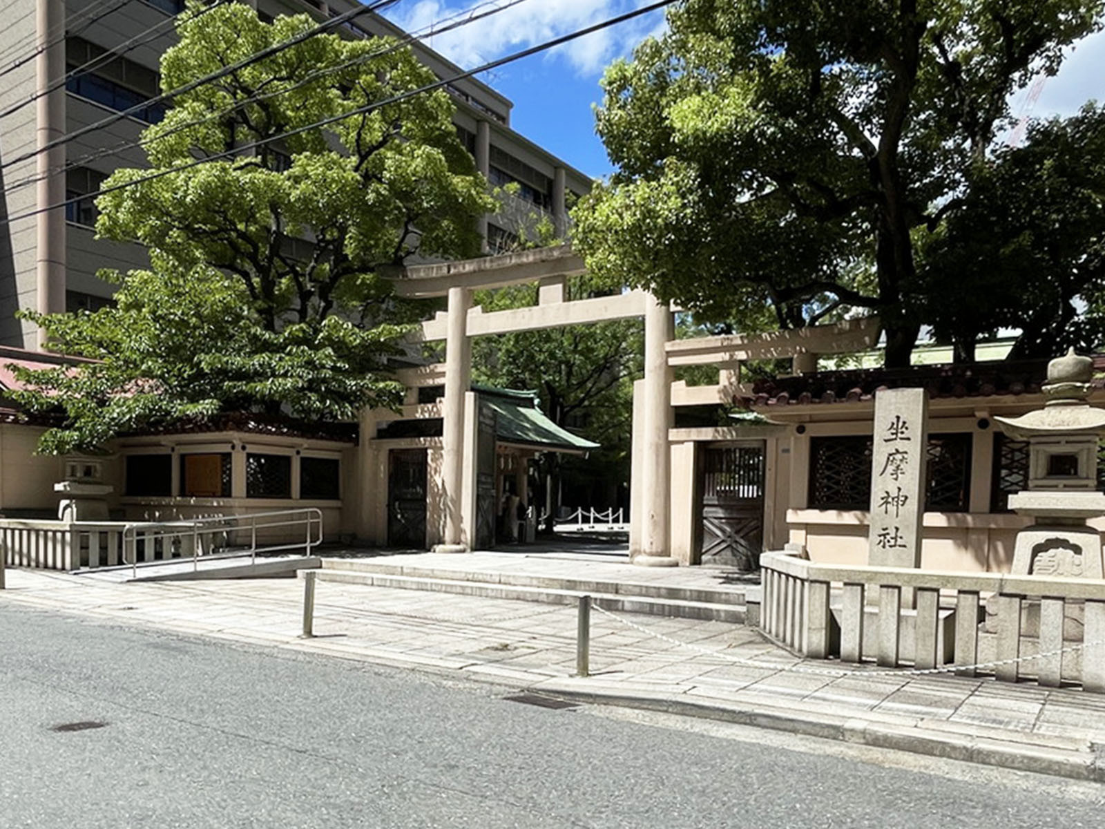 近くの坐摩神社