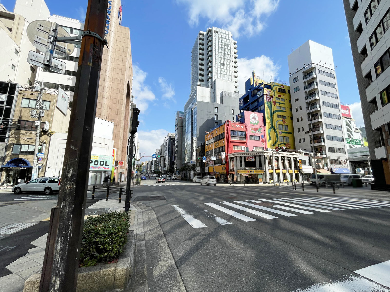三共四ツ橋ビル前面の通り
