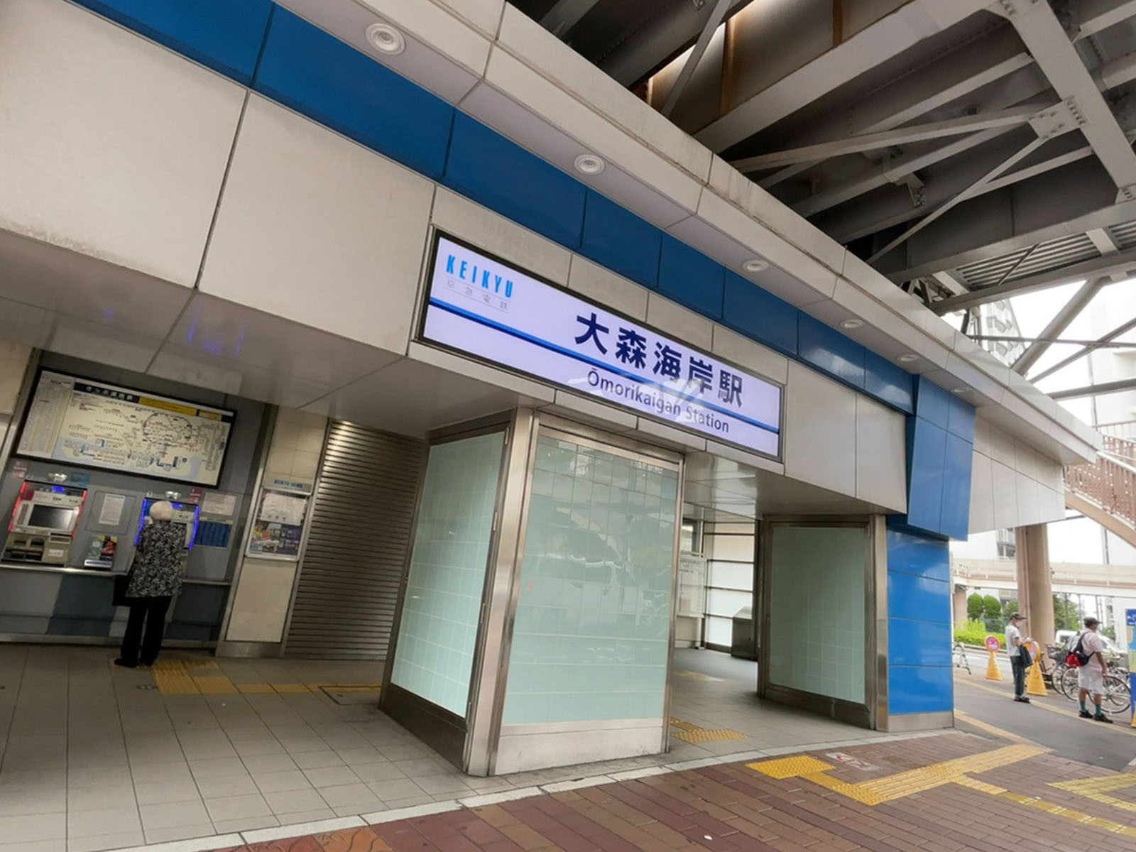 最寄りの「大森海岸駅」