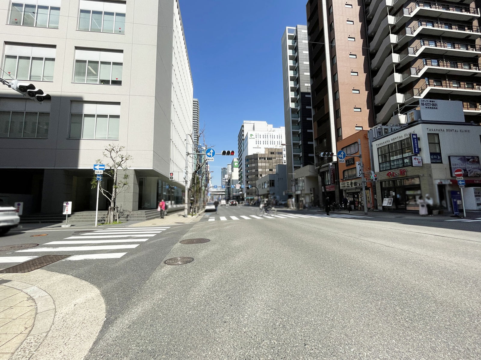 大阪堺筋ビル前面の通り