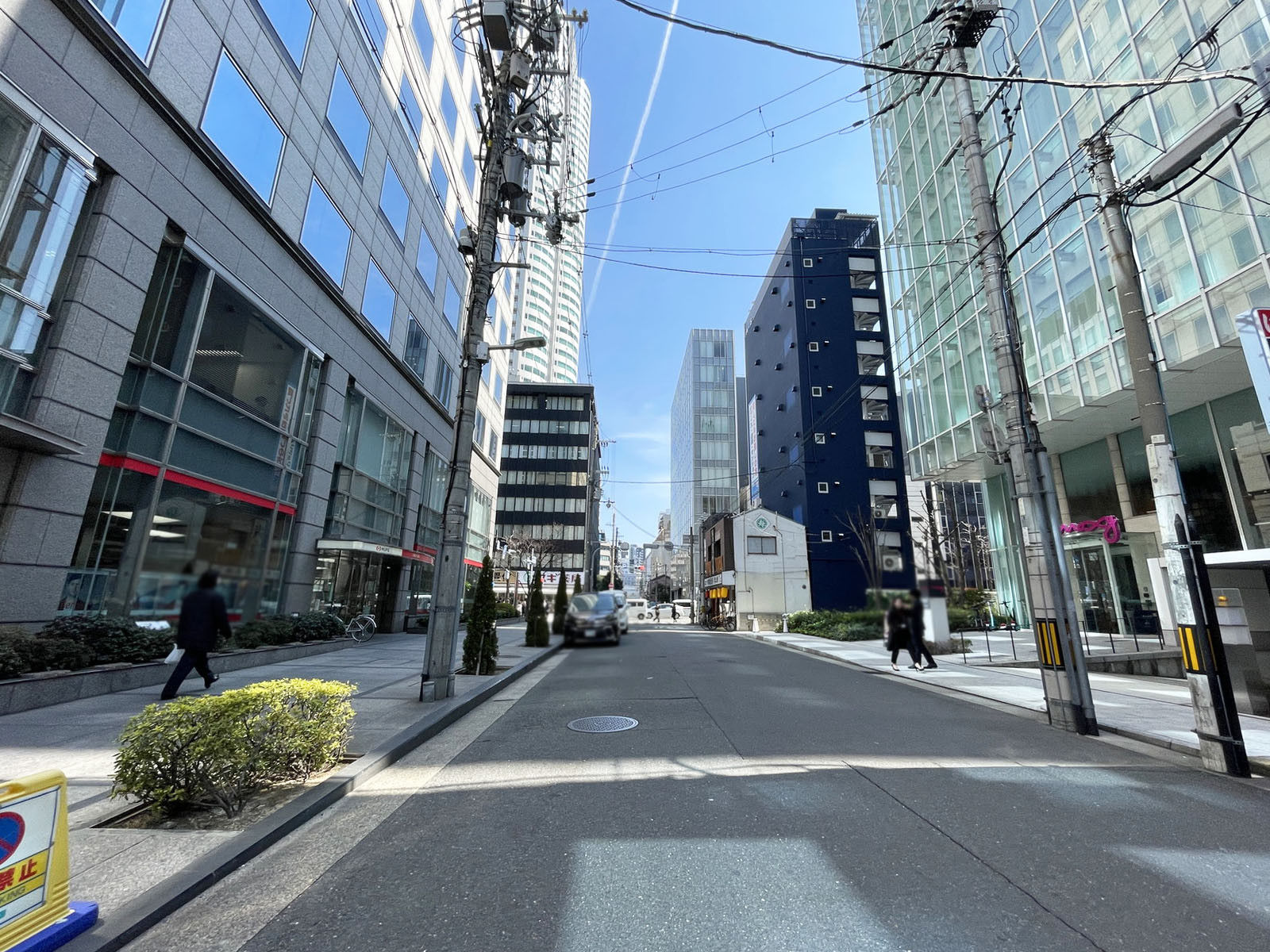 瓦路ビル前面の通り
