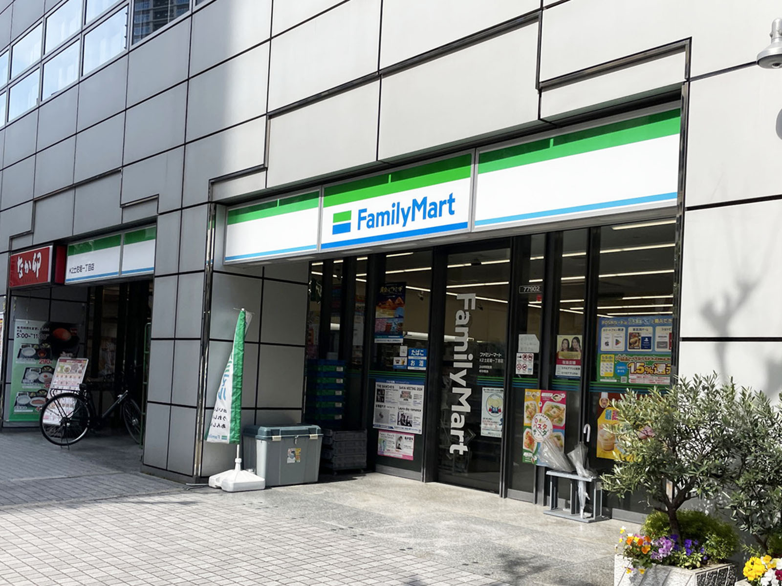 同じ通りにあるファミリーマート K2土佐堀一丁目店