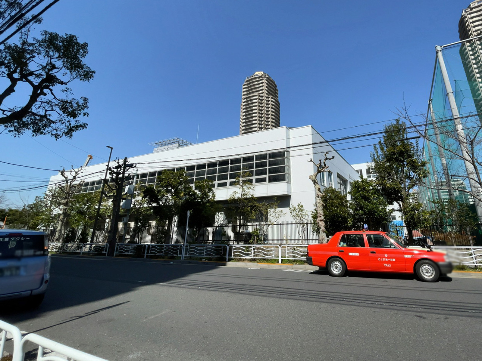 ビル前の東京都立科学技術高等学校
