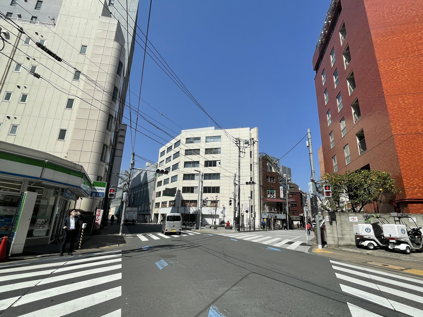 エーコービル前面の通り