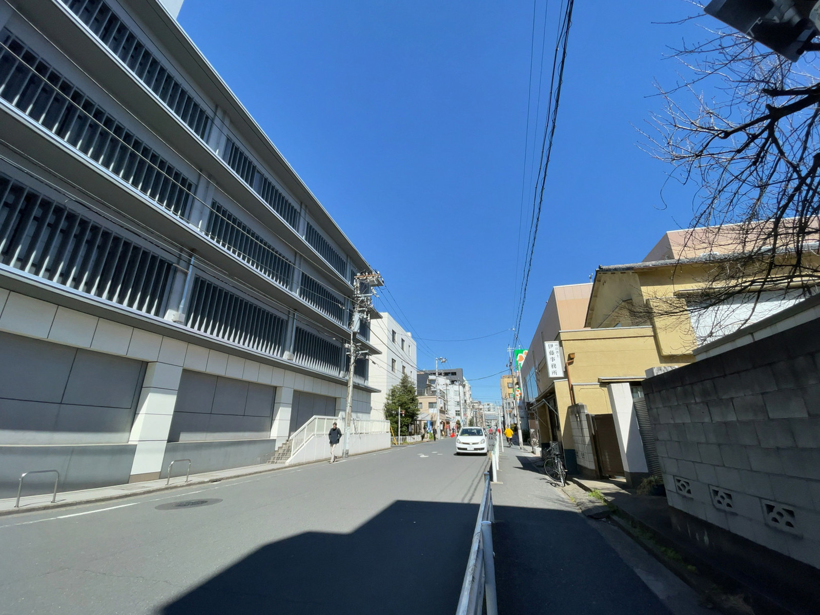 三村通産菊川ビル前面の通り