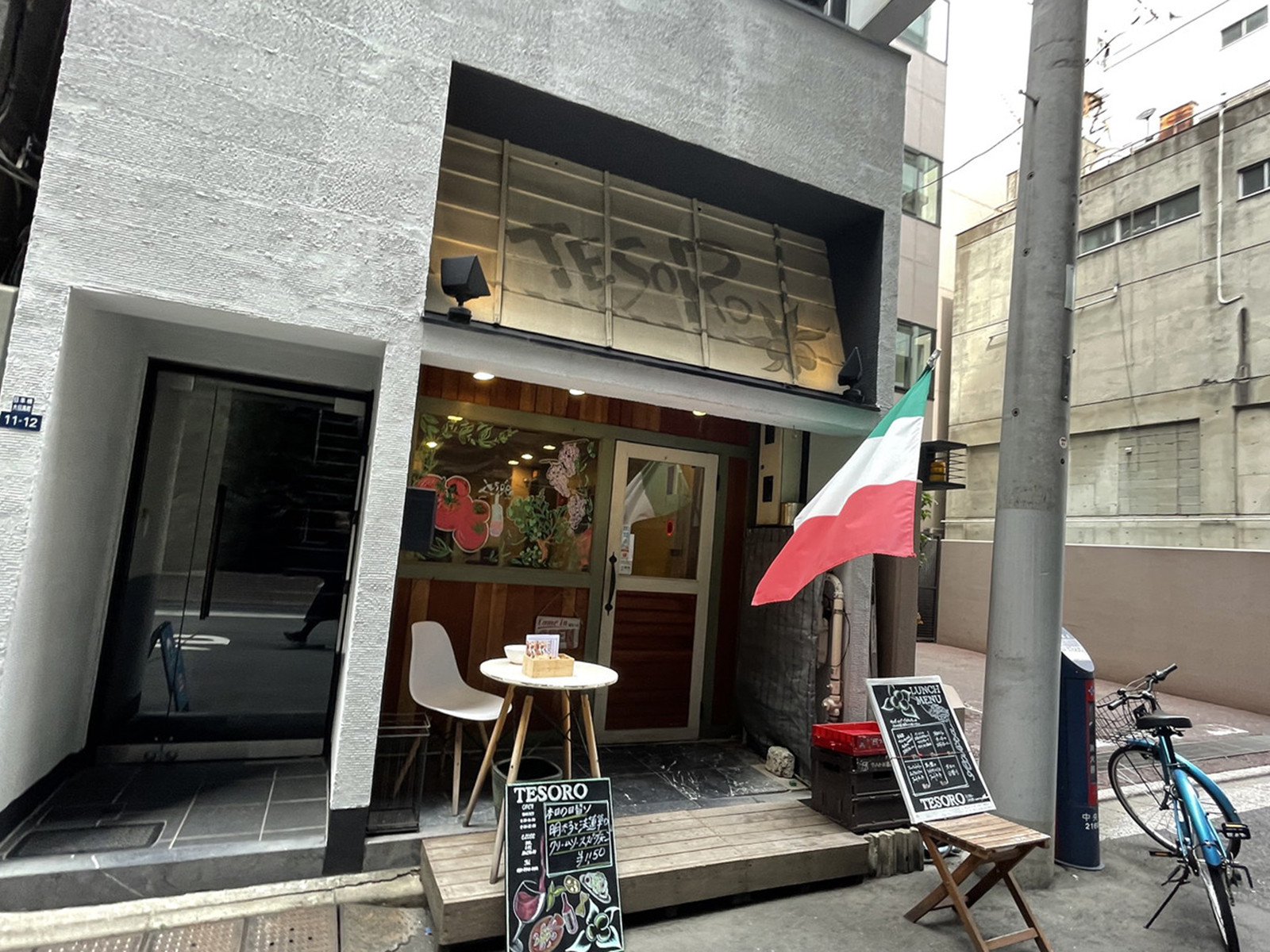 周辺には飲食店が点在