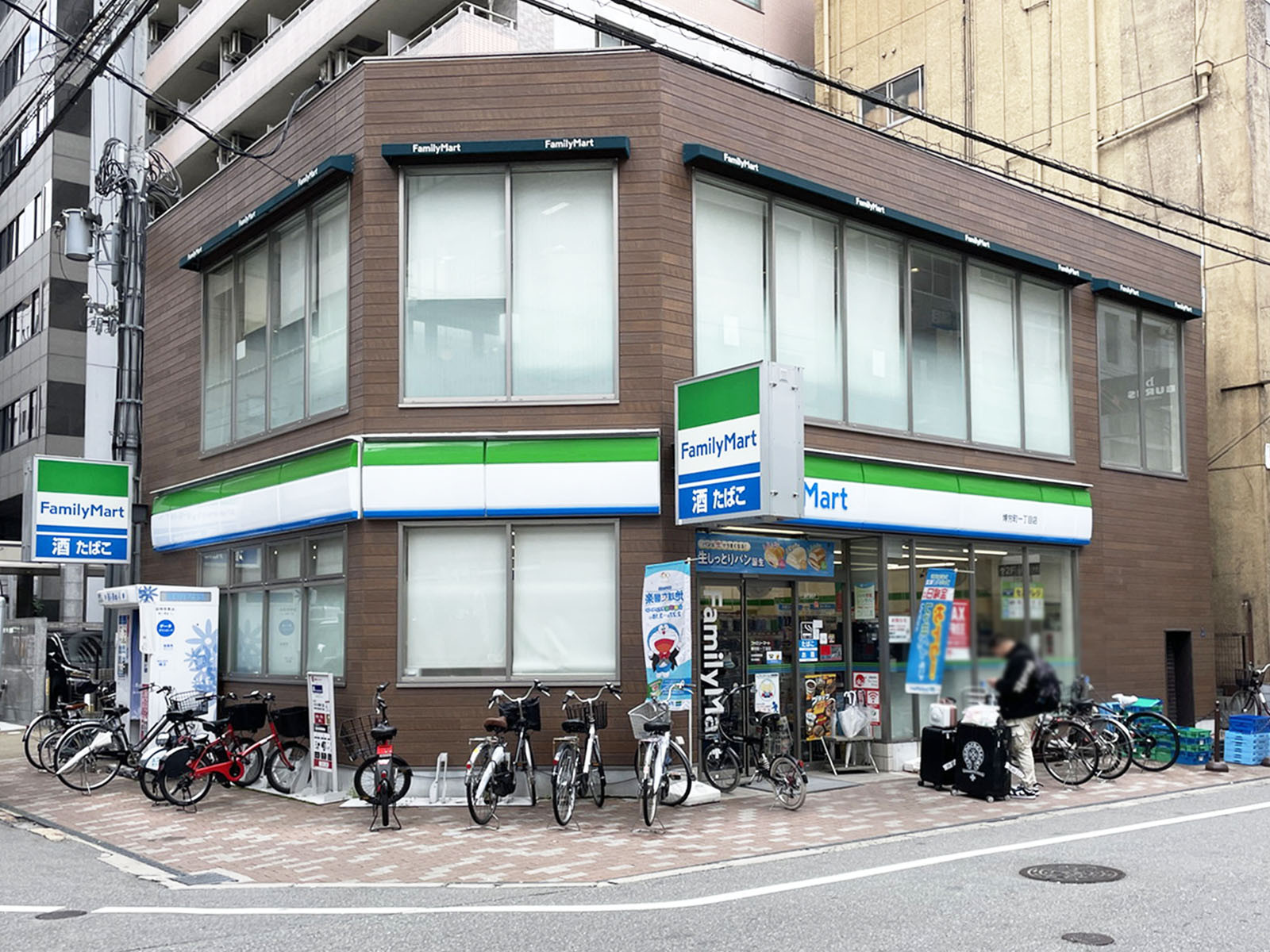 同じ通りにあるファミリーマート 博労町一丁目店
