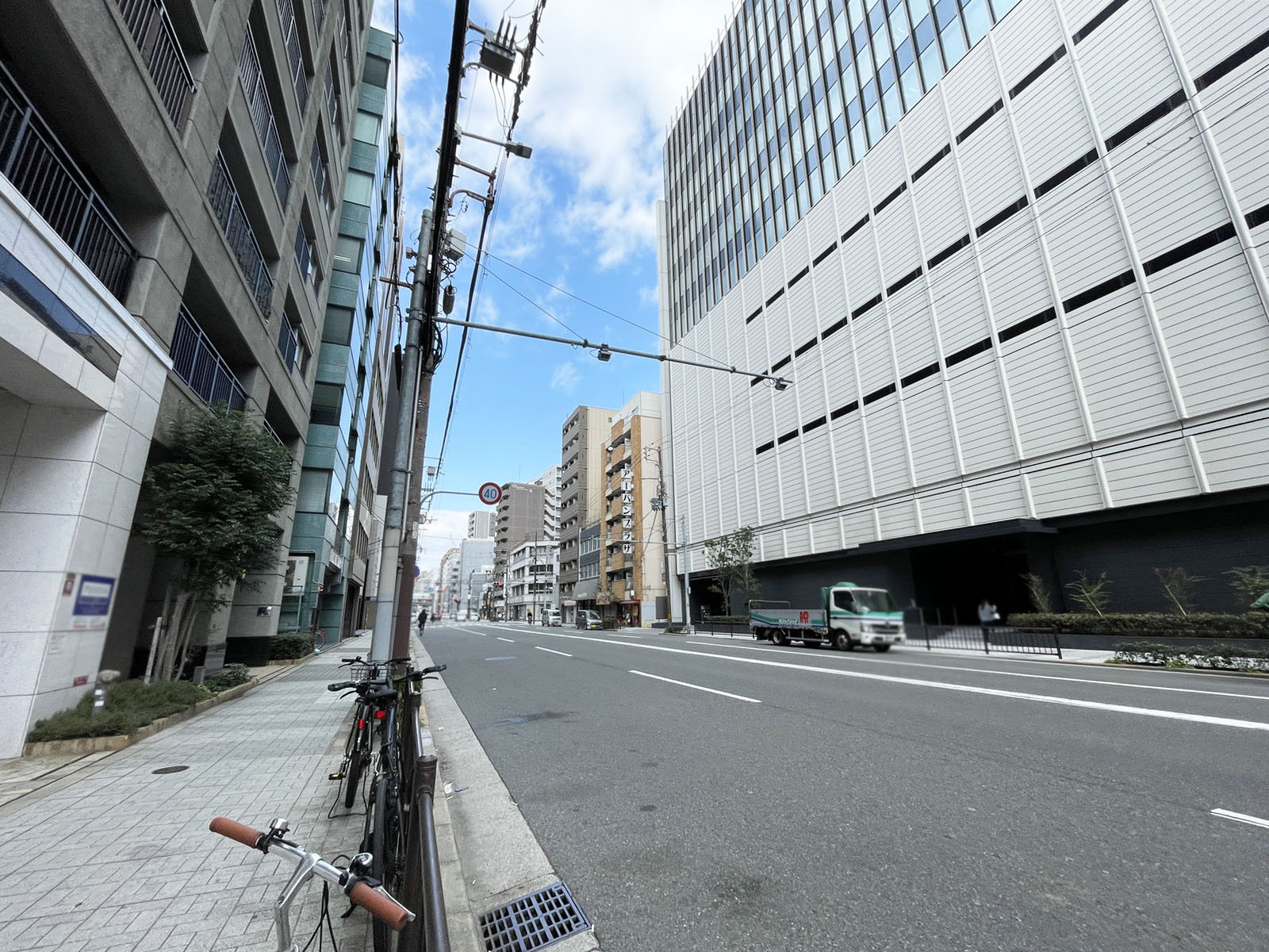 ユース大阪ビル前面の通り