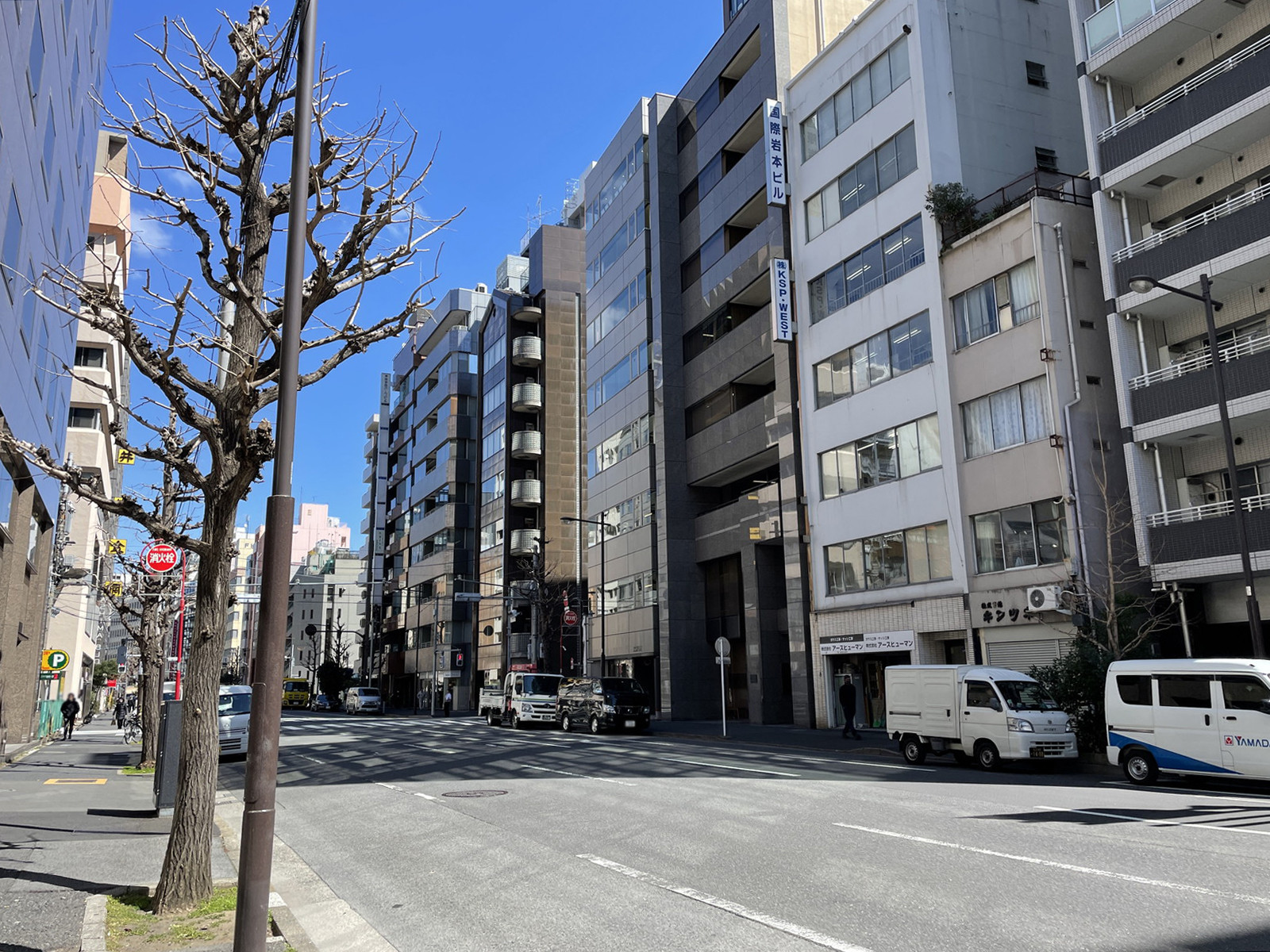 宮中ビル前面の神田金物通り