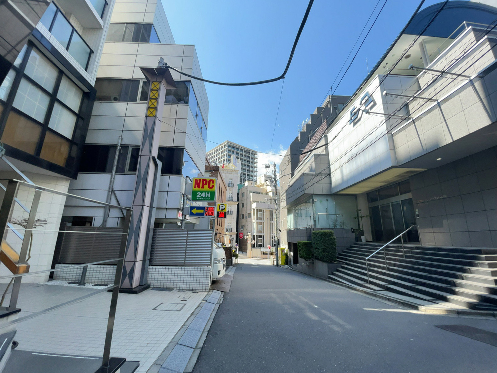 CREA赤坂前面の通り