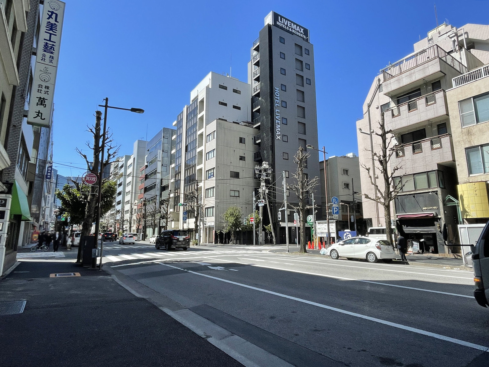 神田システムビル前面の神田金物通り