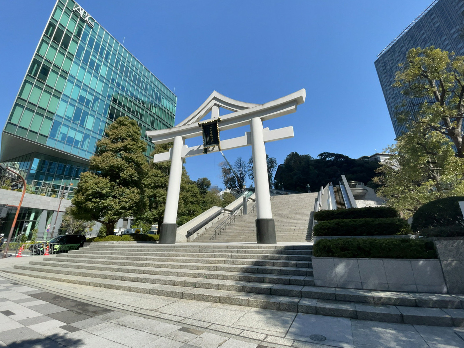 ビル横の日枝神社 山王鳥居