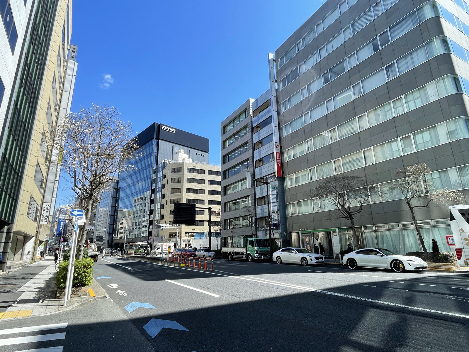 日本橋ライフサイエンスビルディング6前面の江戸通り