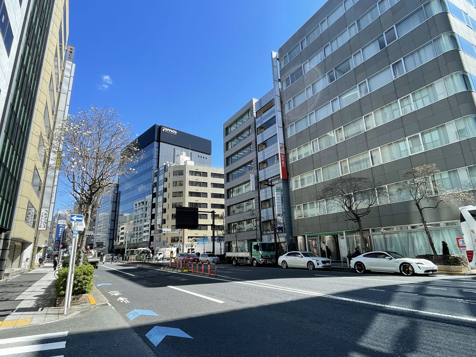 日幸小津ビル前面の江戸通り