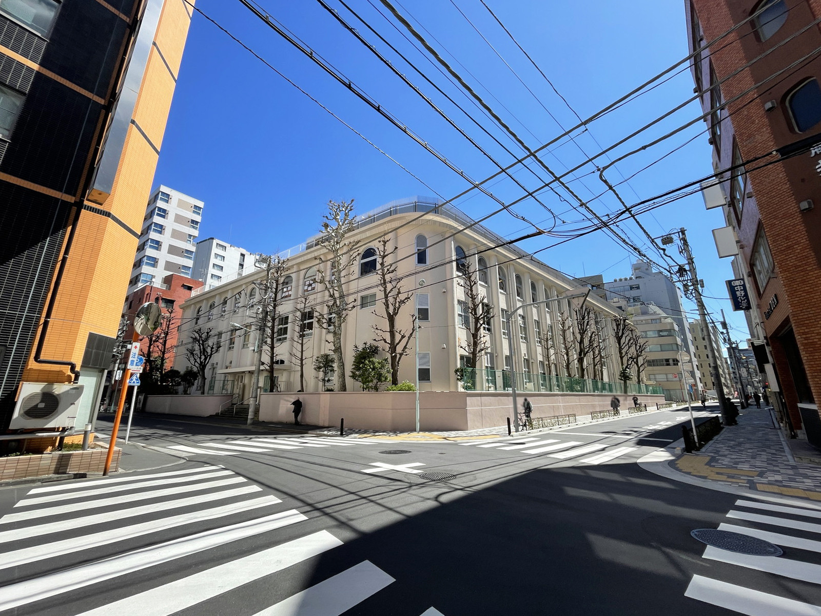 日本橋三友ビル前面の通り