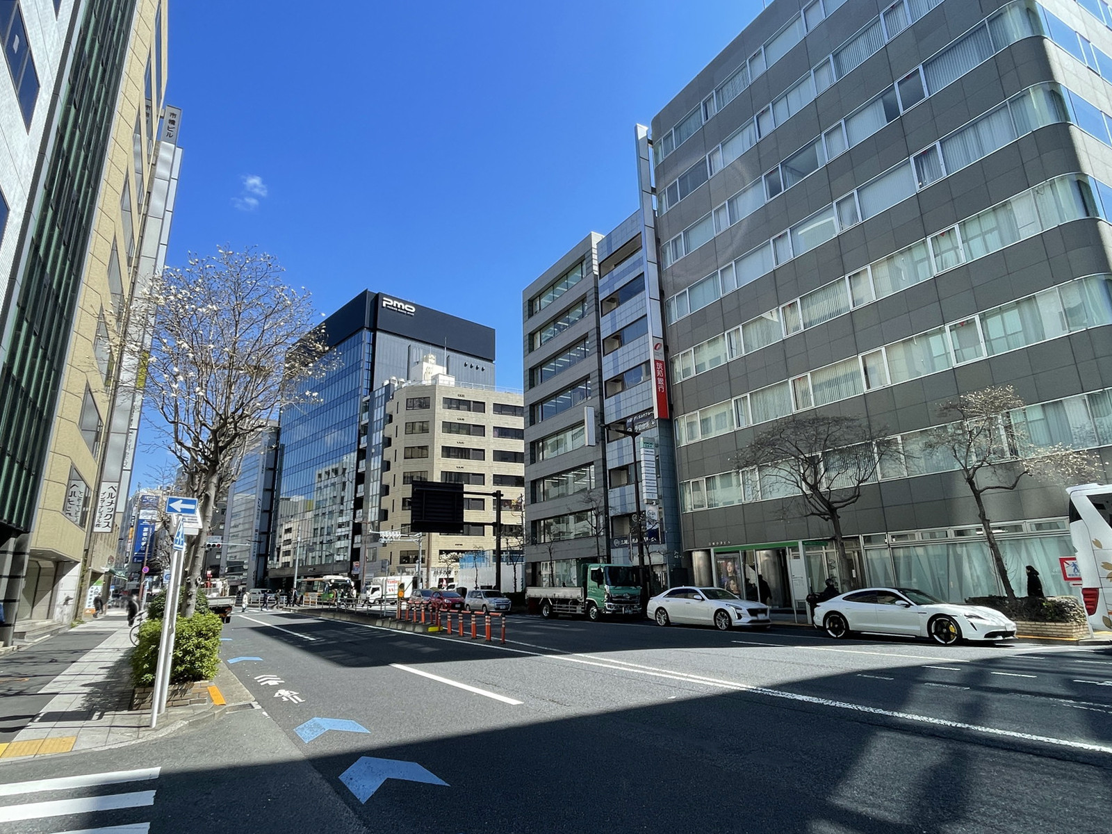 タカコービル前面の江戸通り