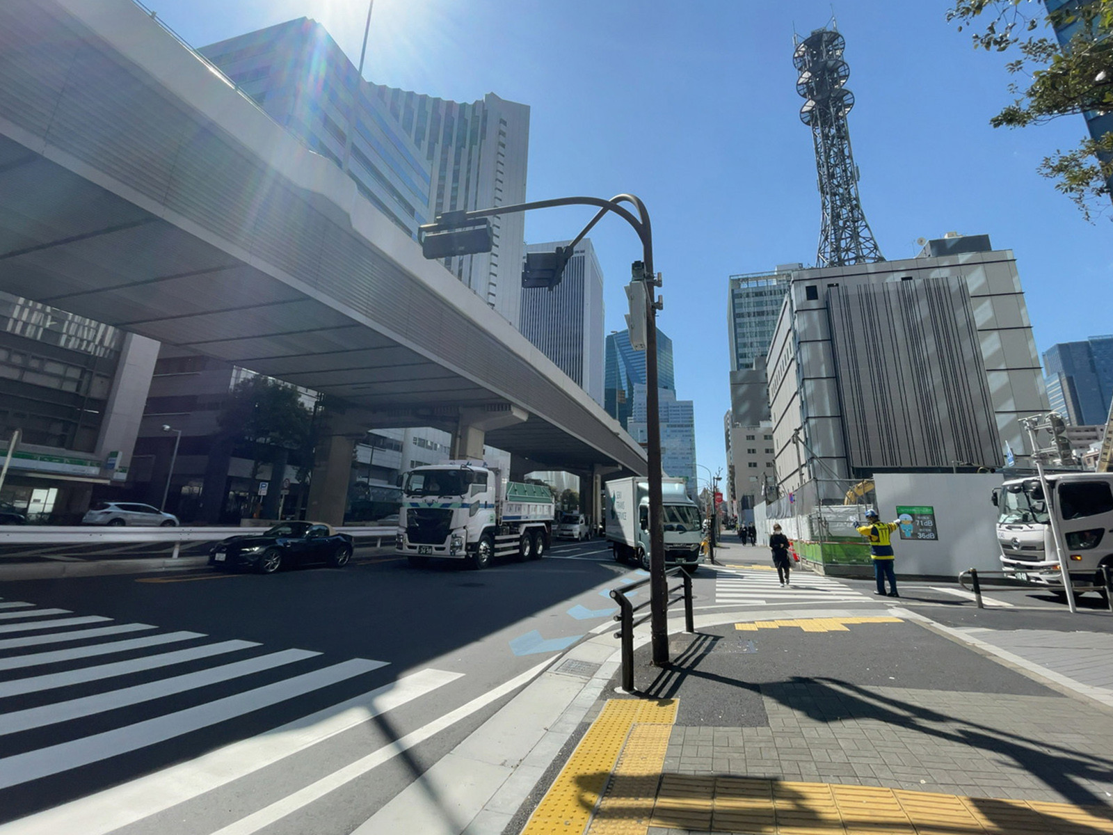 ATT EAST前面の通り