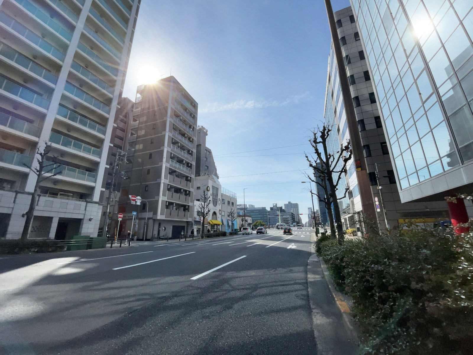 第3ワールドビル前面の通り