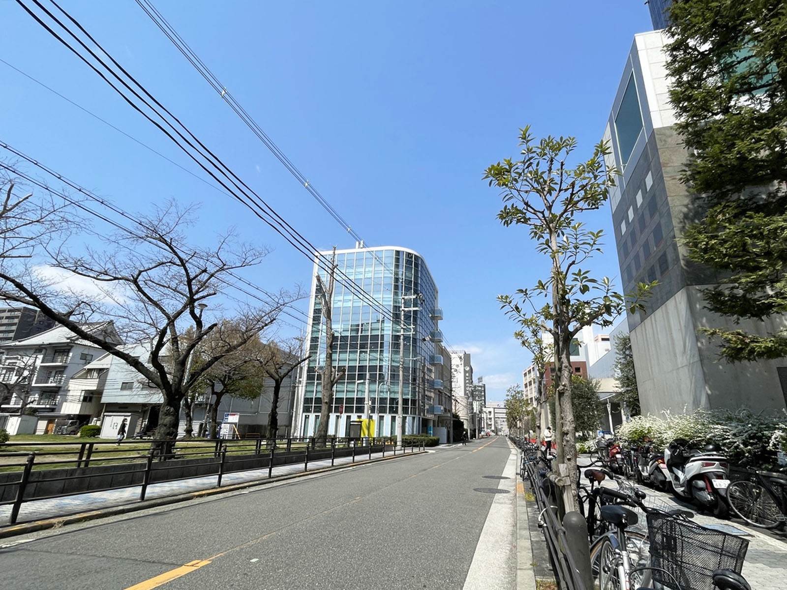 梅田スカイビル タワーウエスト前面の通り