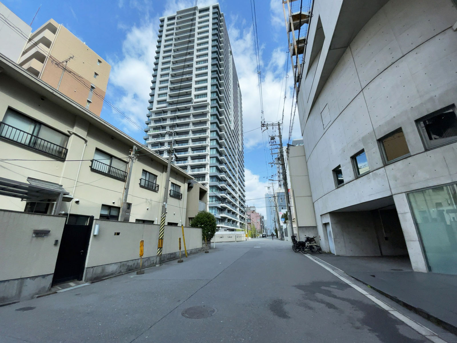 UAKビル前面の通り