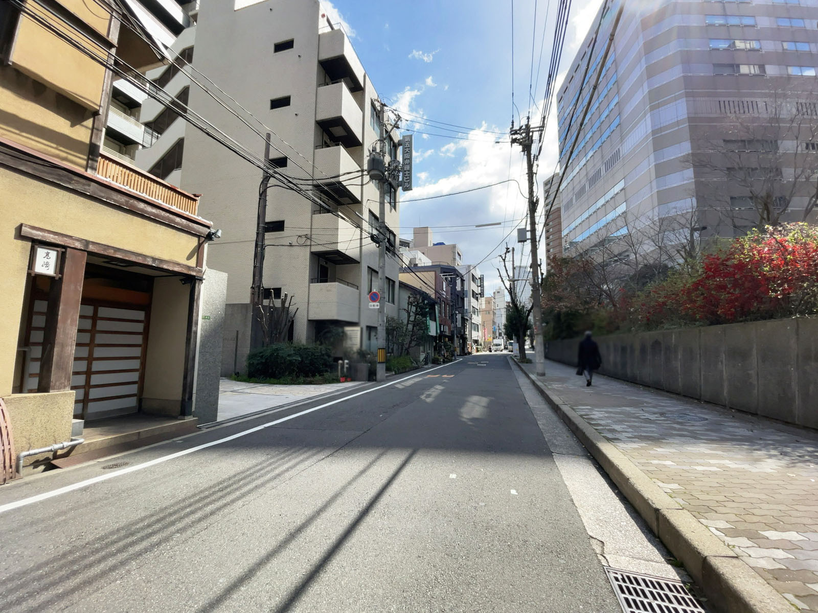 R-2ビル前面の通り