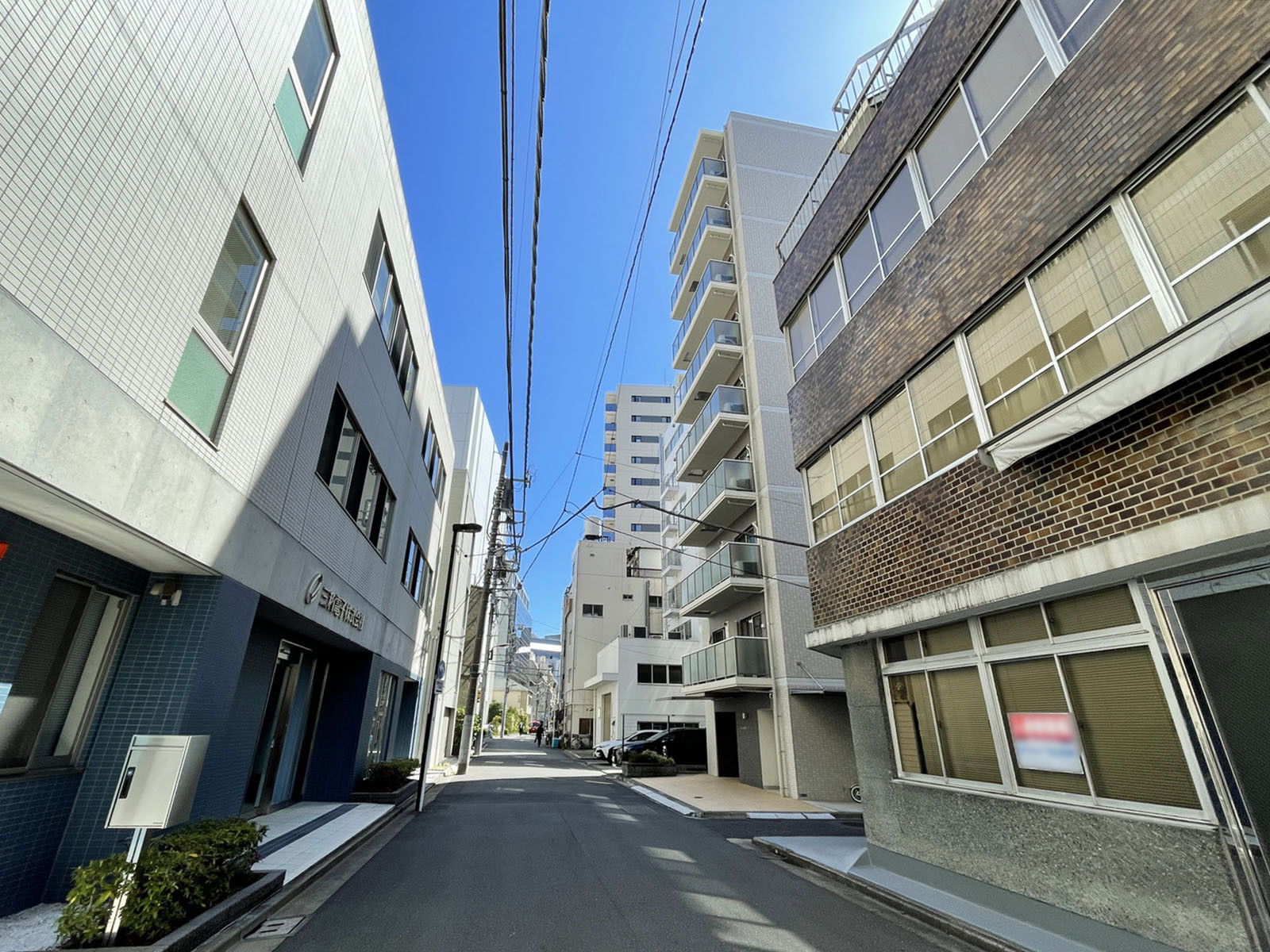 ワコー猿楽町ビル前面の通り