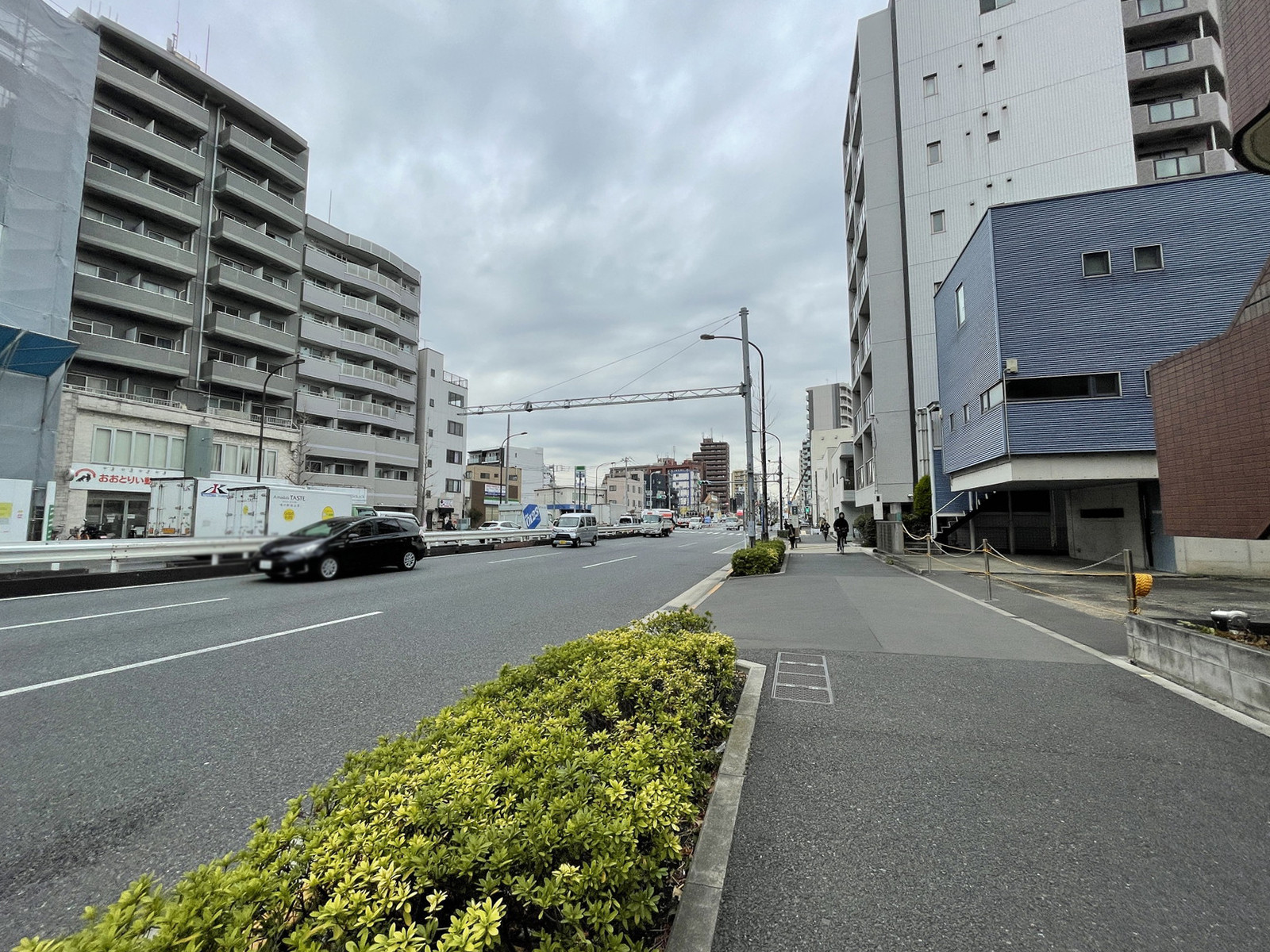 グランドステータス西糀谷前面の通り