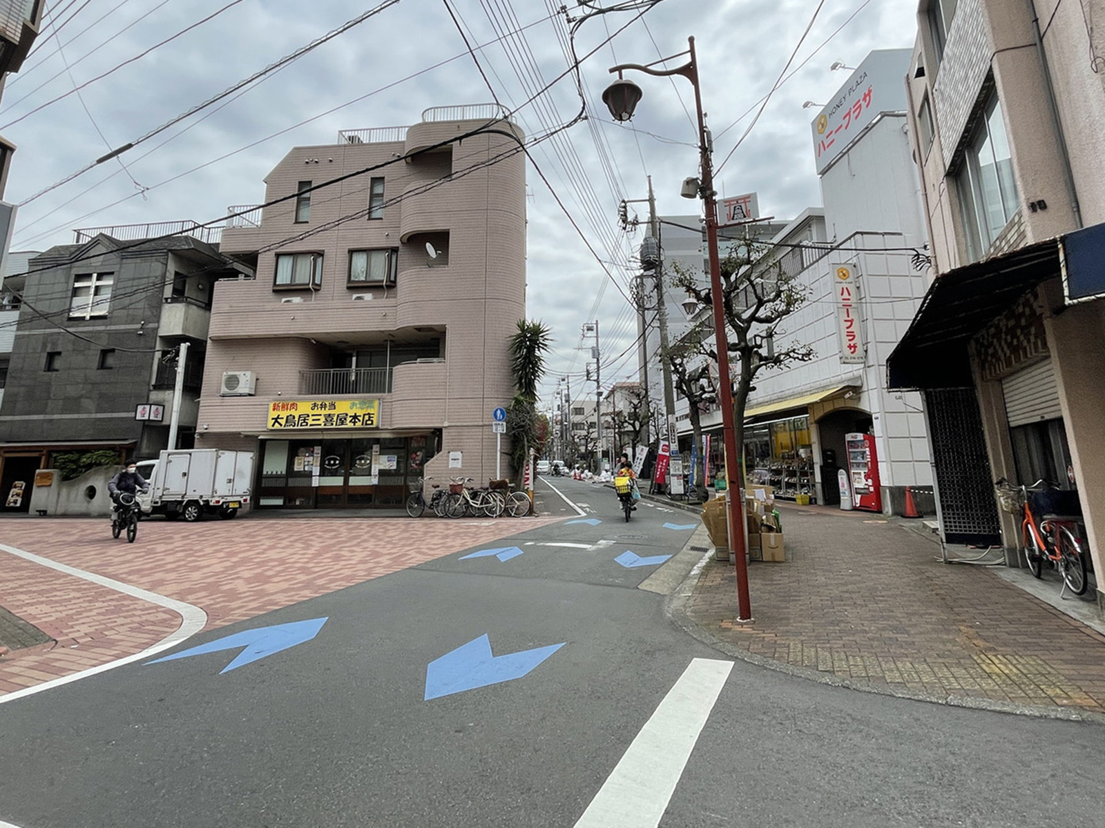 サトウビル前面の通り