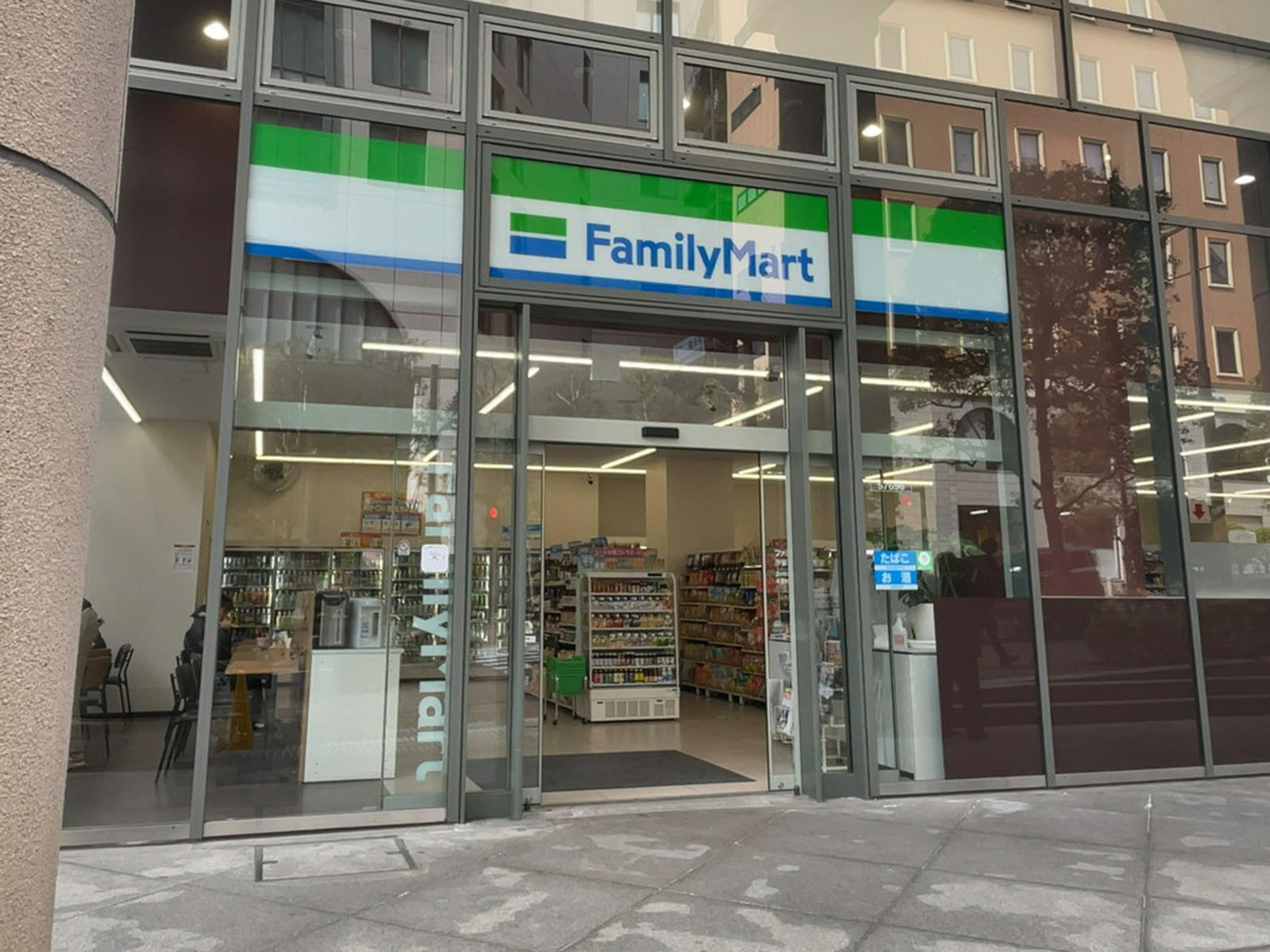 徒歩3分のファミリーマート 汐留イタリア街店