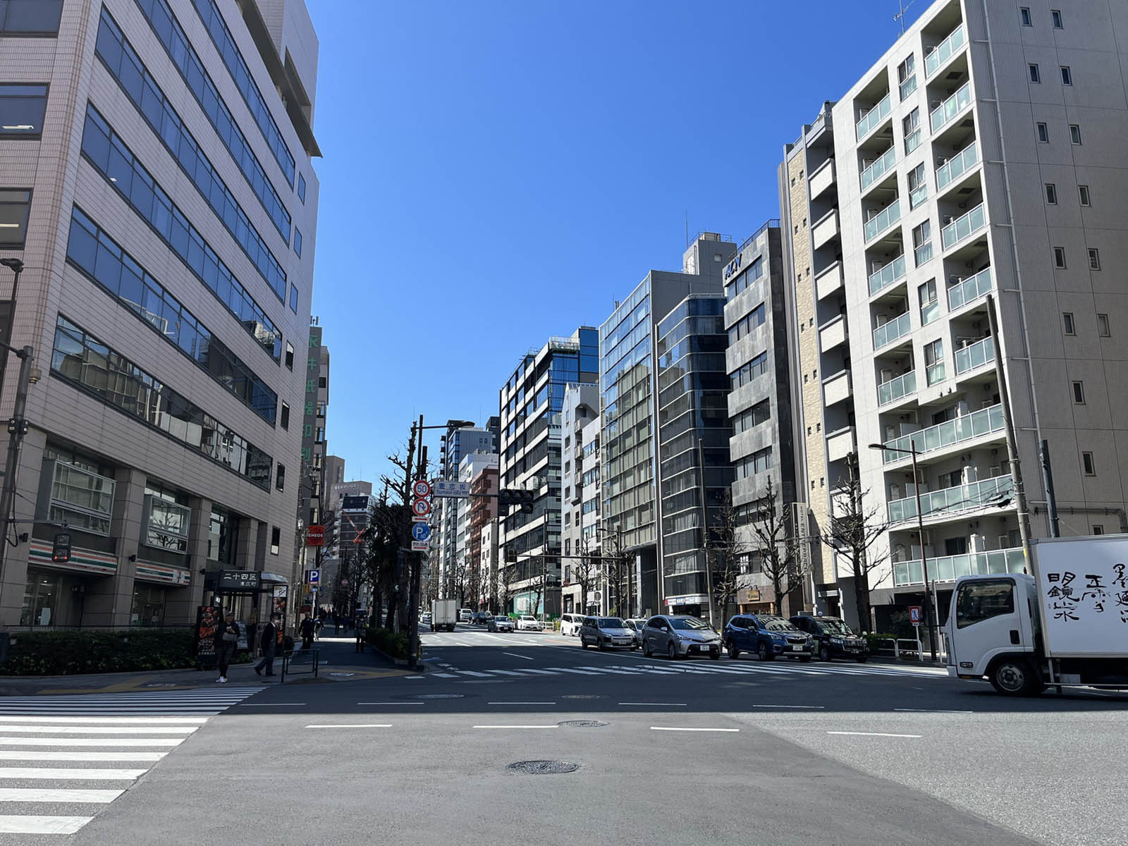 偕楽ビルディング新末広前面の蔵前橋通り