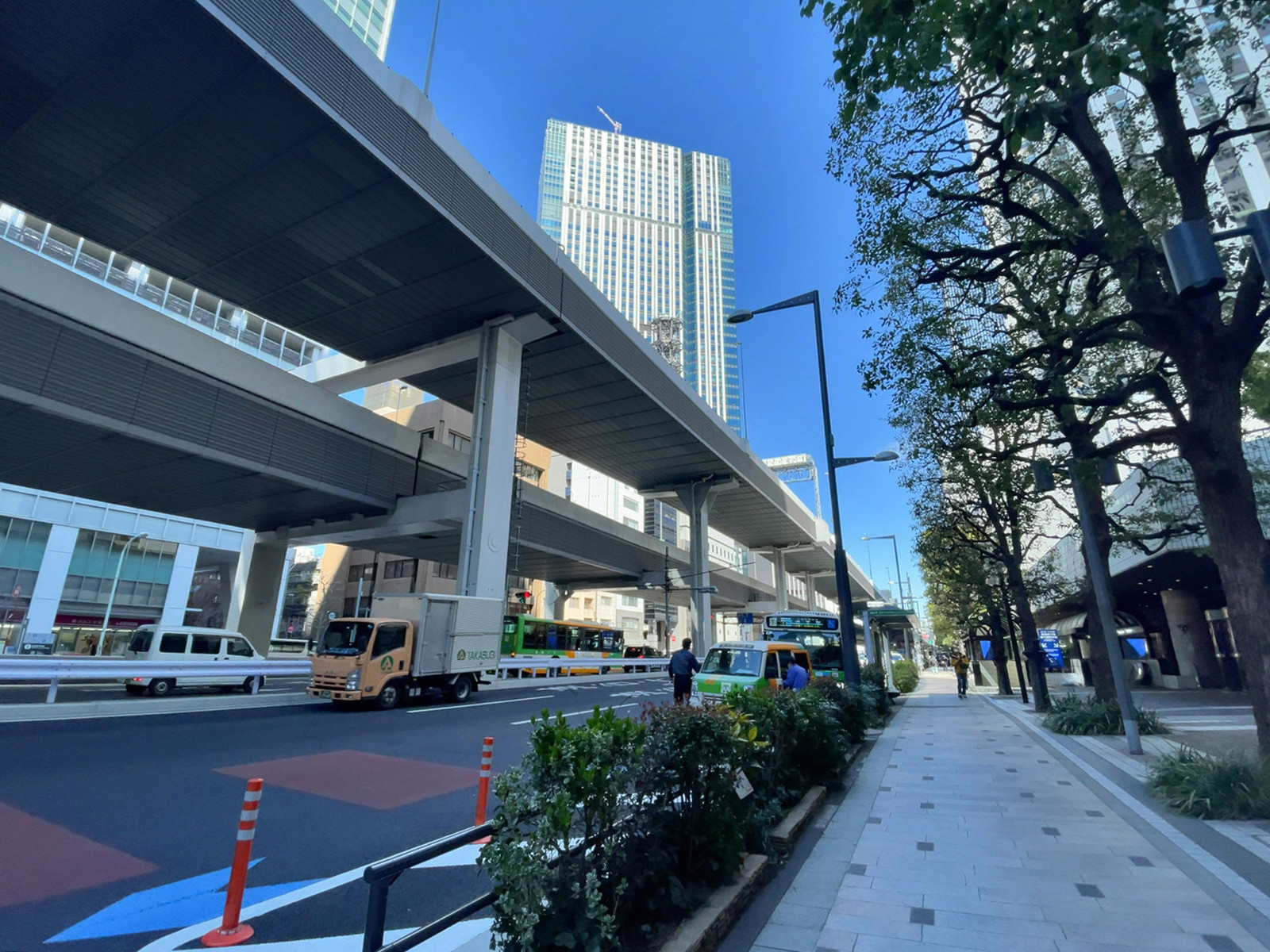 アーク森ビル前面の通り