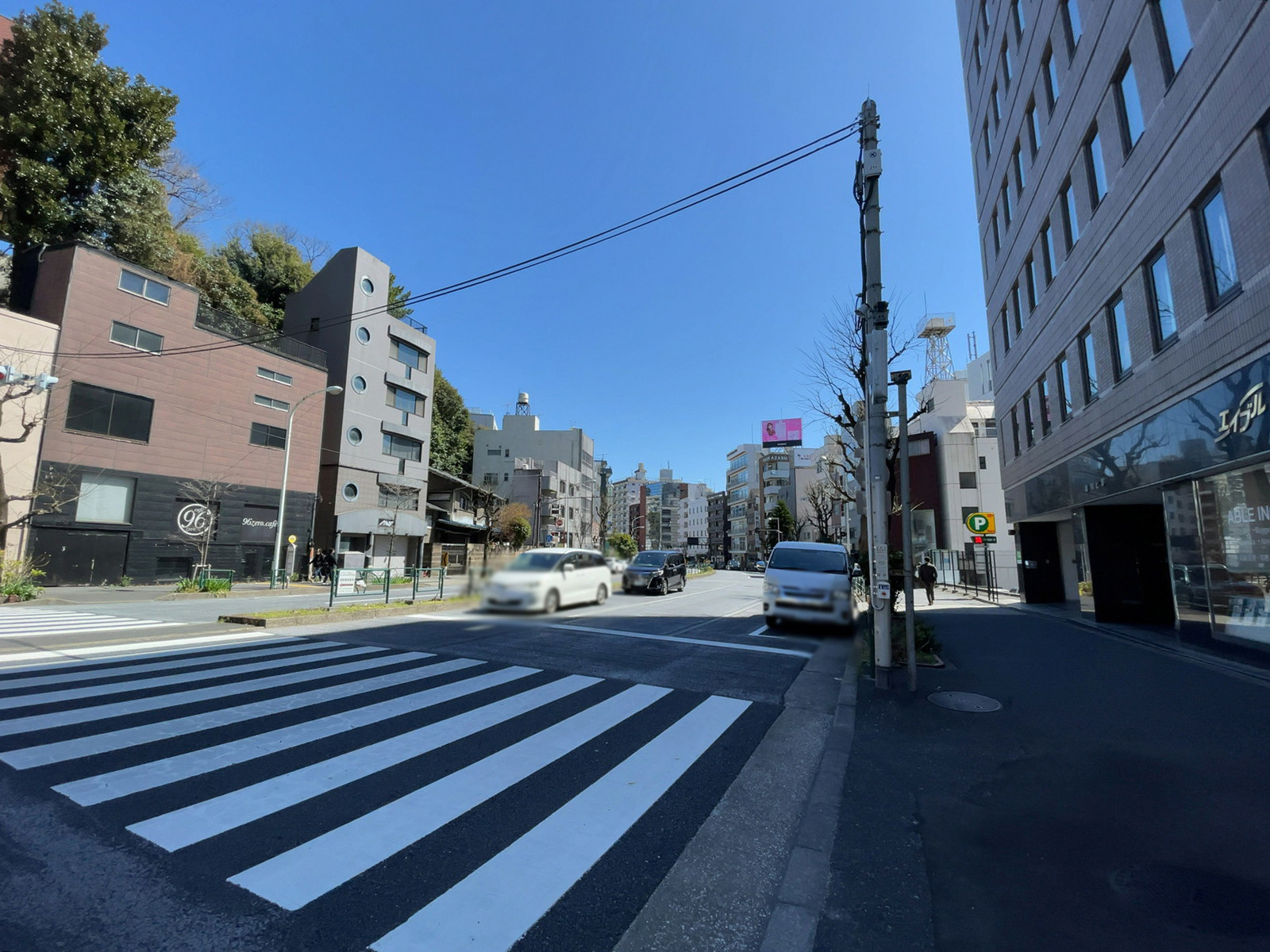 六本木ヒルズゲートタワー前面の通り