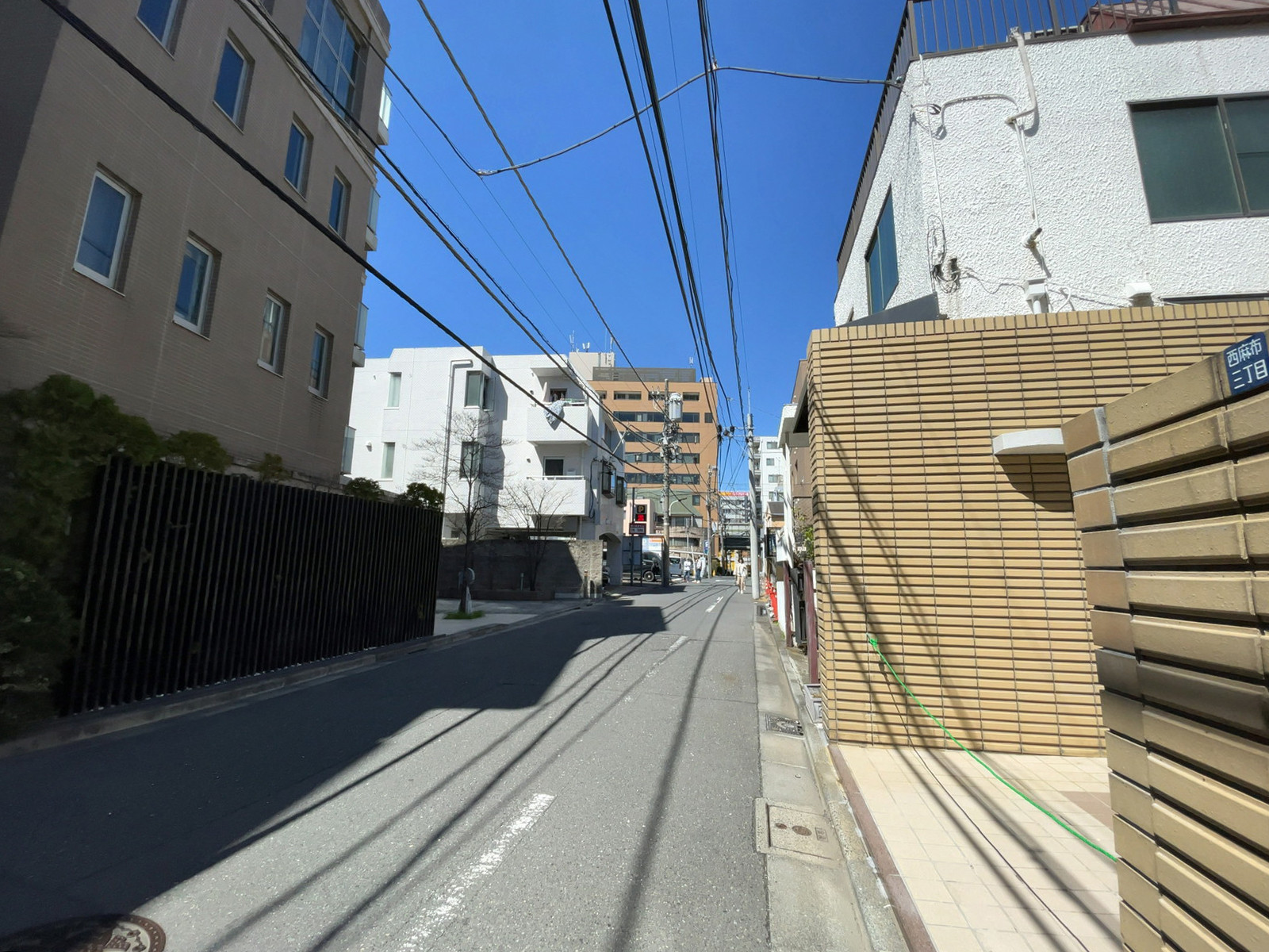 西麻布ヒルズ前面の通り