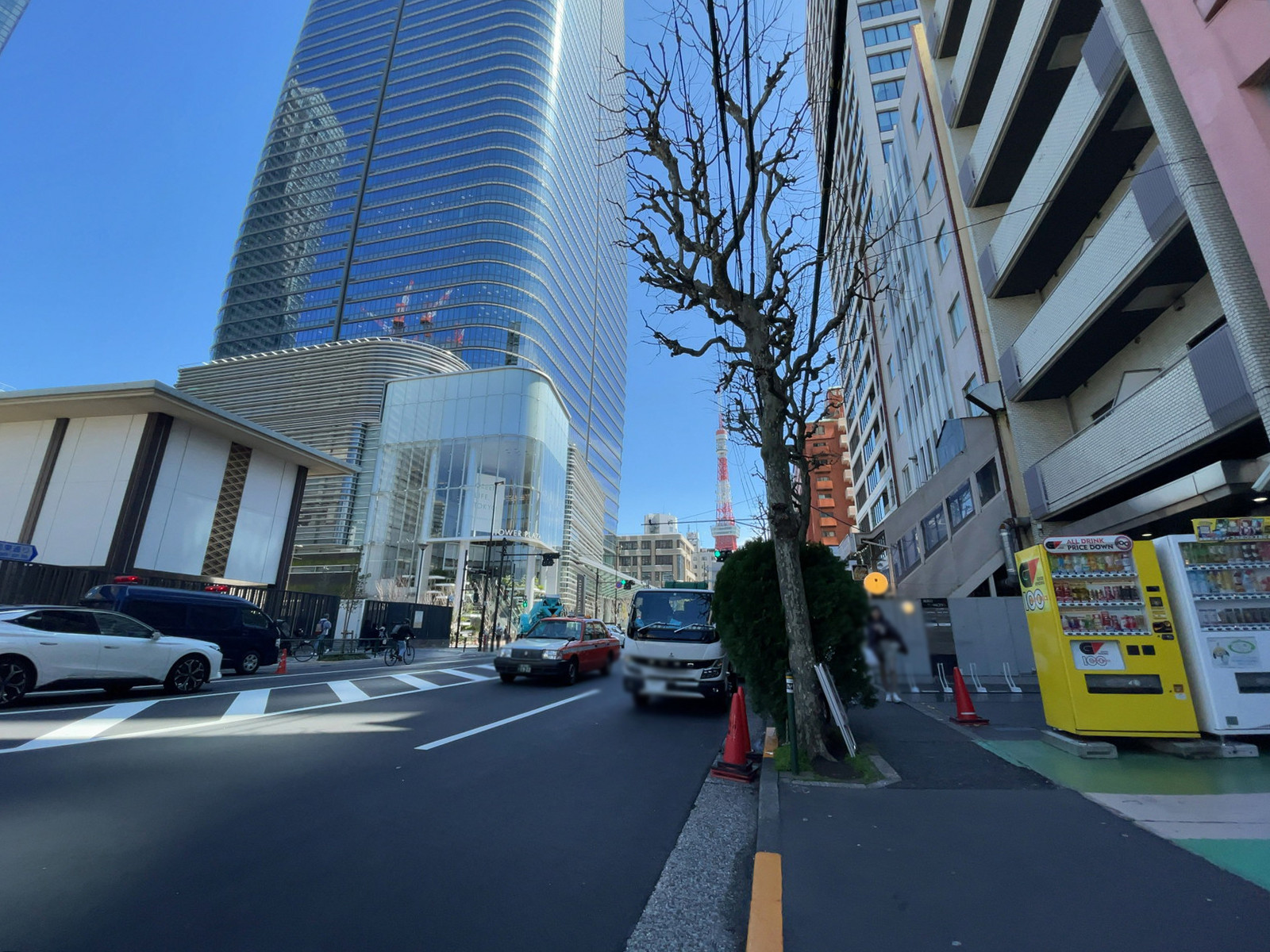 麻布エスビル前面の通り