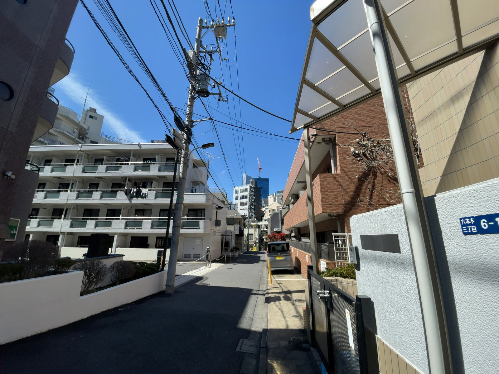 六本木不動坂ビル前面の通り