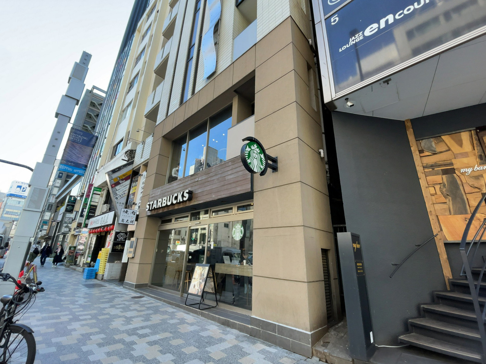 徒歩3分のスターバックスコーヒー 六本木７丁目店